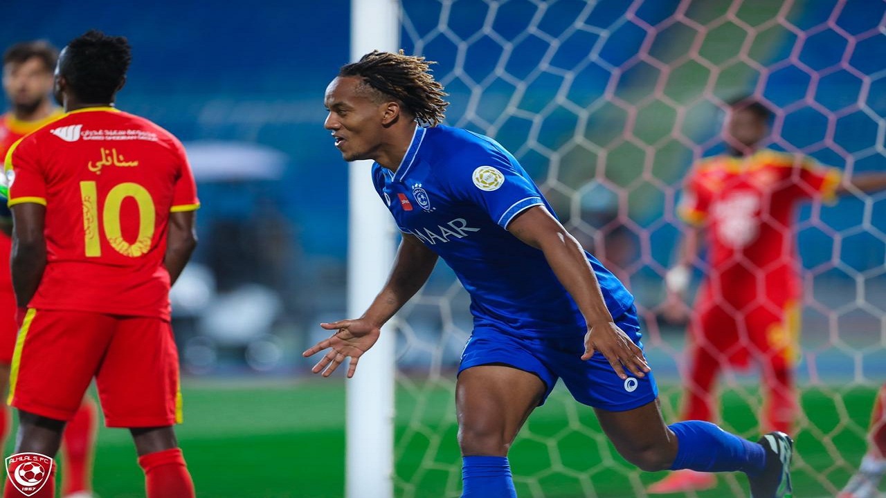 بالفيديو.. الهلال يعزز الصدارة بفوزه على القادسية بهدف