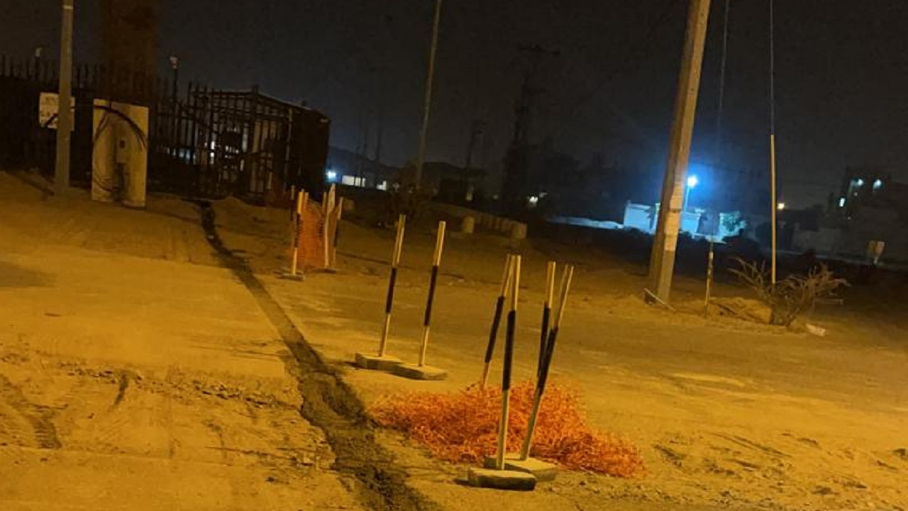 بلدية بيشة تضبط شركة خدمية تُعيد سفلتة أحد الطرق بطريقة بدائية