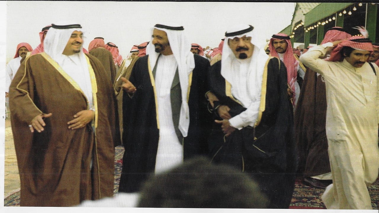 صورة نادرة للملك فهد والملك عبدالله في حديث مع الشيخ راشد آل مكتوم بسباق الهجن