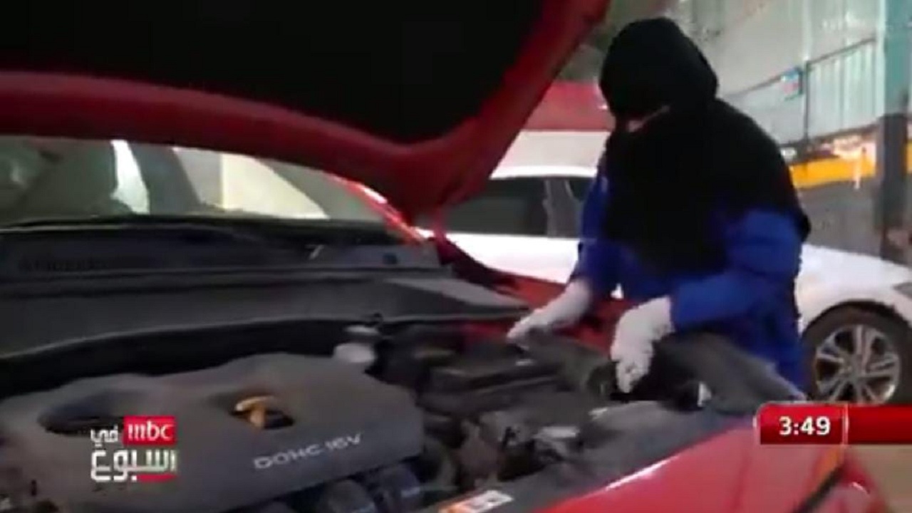بالفيديو.. أول فتاة بتبوك تعمل في ورشة سيارات تروى تجربتها