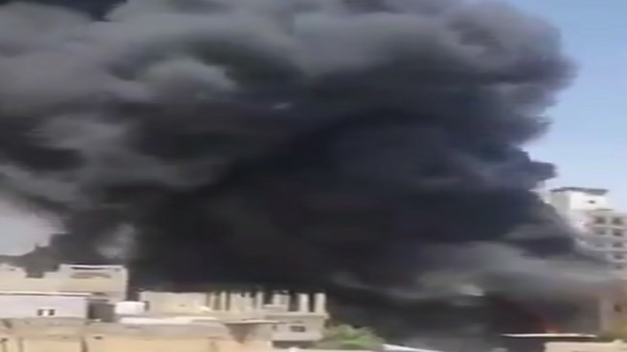 شاهد.. لحظة اندلاع حريق بمستودع تخزين وقود تابع  للحوثيين في ‎صنعاء