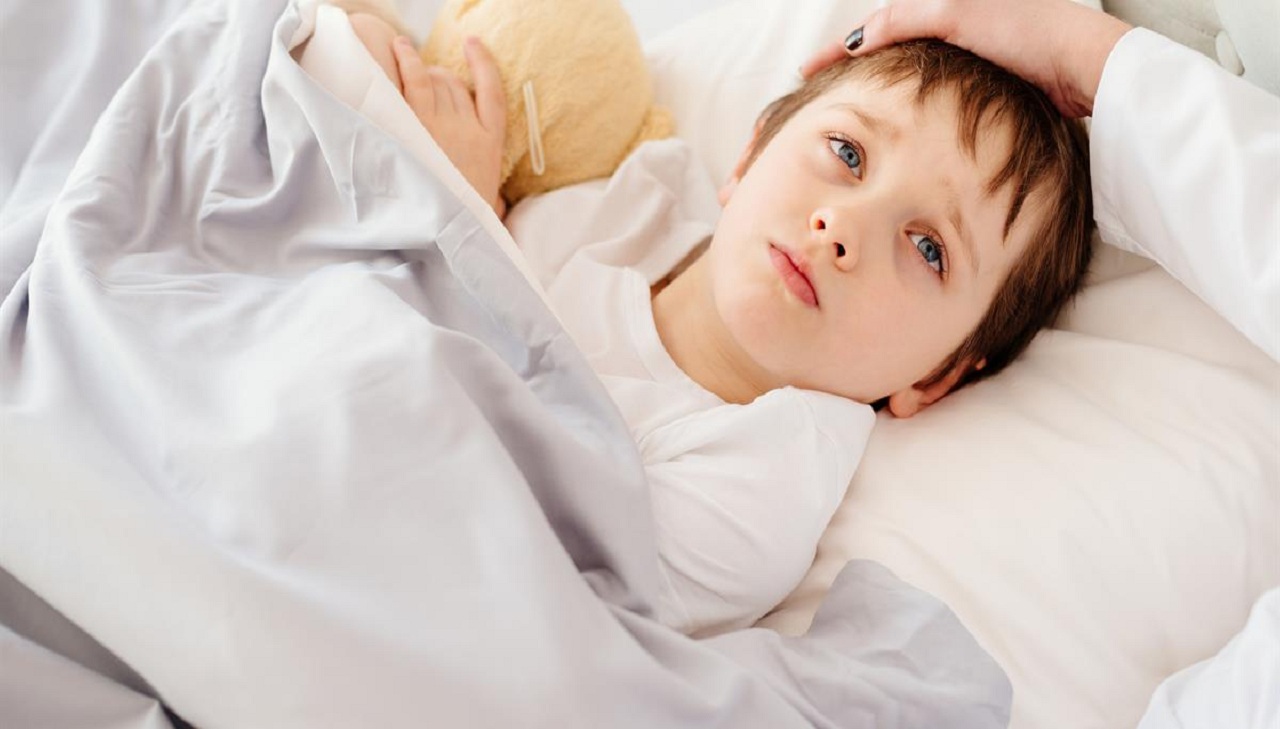 إرشادات يجب على الأم مراعاتها عند تقيؤ طفلها