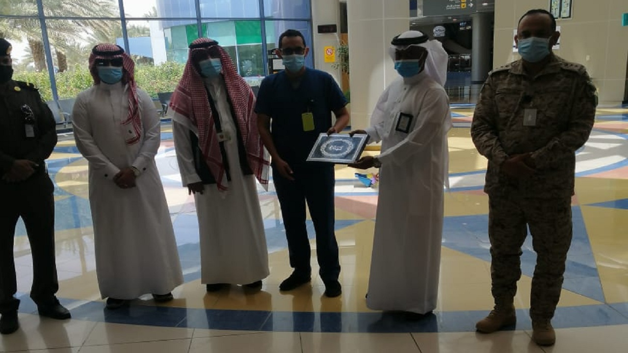 مدير مطار بيشة يكرّم متطوعين “التطوع الصحي”