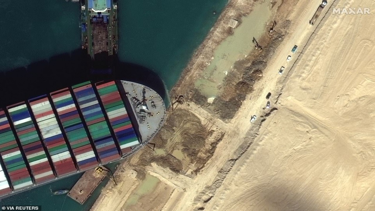 سر جنوح سفينة البضائع البنمية في قناة السويس