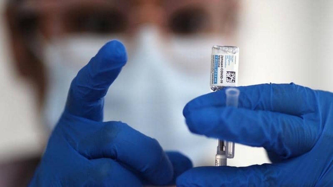 «الصحة» توضح هل يمكن تلقي اللقاح لمرضى السرطان