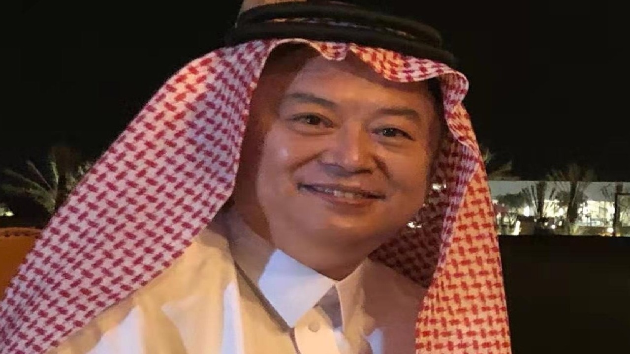 السفير الصيني بالرياض يحتفي بحلول رمضان مرتدياً الزي السعودي