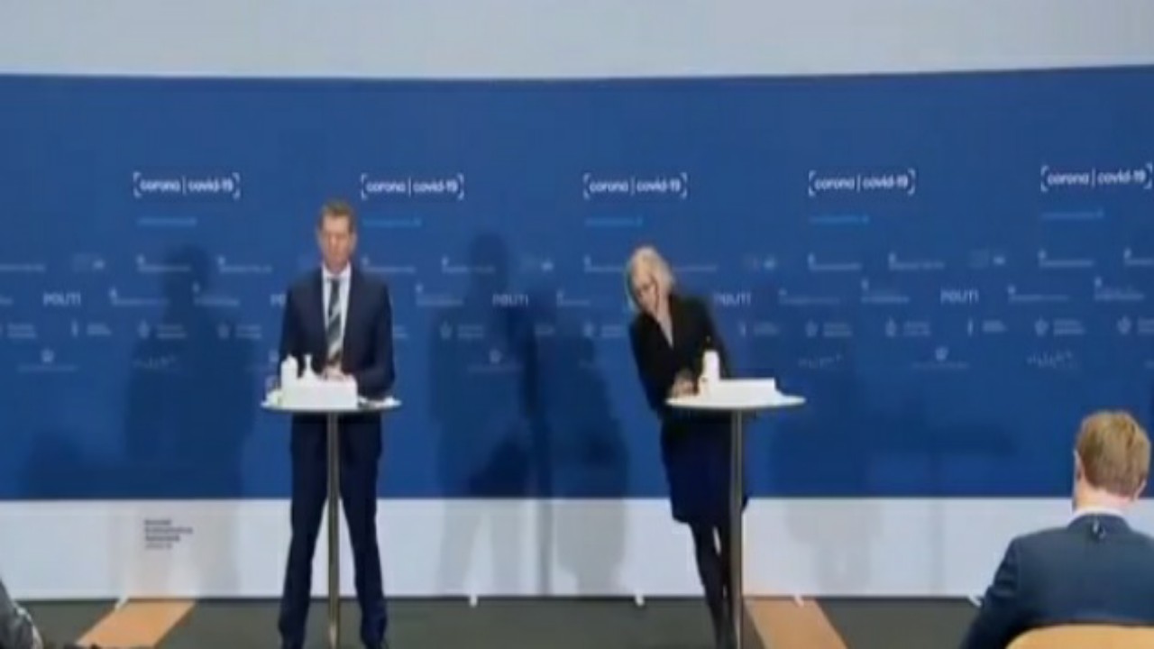 شاهد.. لحظة إغماء مسؤولة دنماركية أثناء مؤتمر صحفي حول التطعيمات
