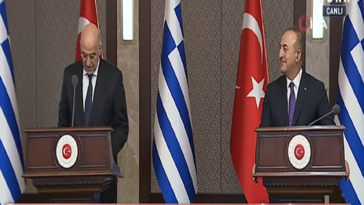 شاهد.. سجال وتبادل اتهامات في مؤتمر صحفي بين أوغلو ووزير خارجية اليونان