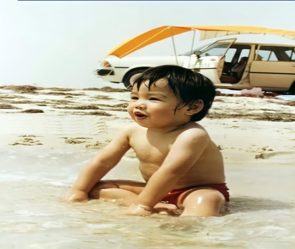 طفل فلبيني مستمتع ببحر الخُبَر في السبعينيات الميلادية