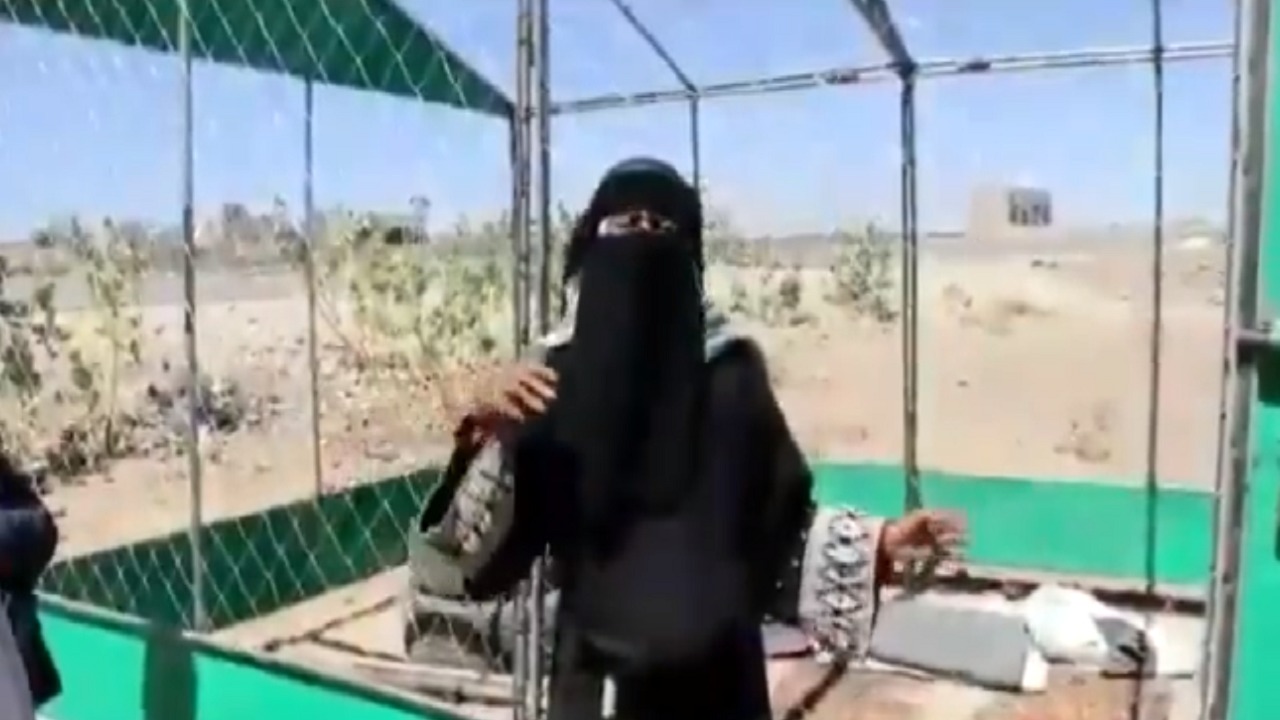 بالفيديو.. مسنة تبكي بعد قصف ميليشيا الحوثي لمخيمها السابق بصنعاء