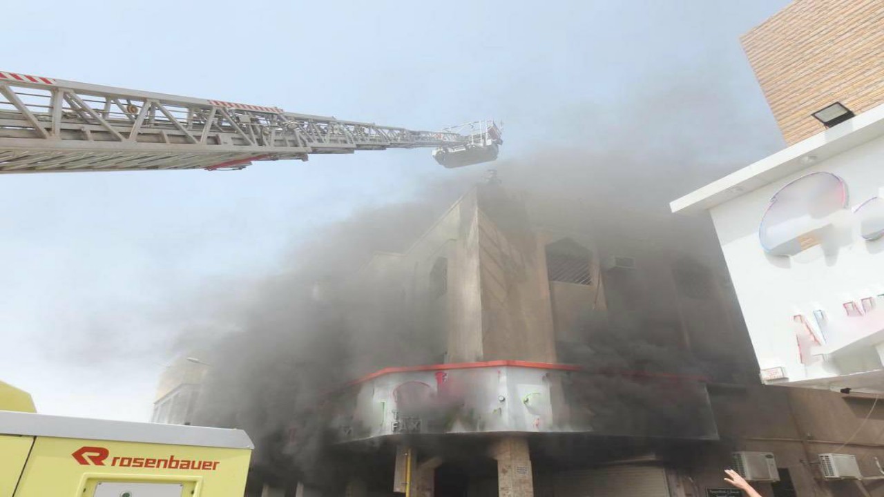 بالصور.. مدني الرياض يخمد حريقًا اندلع في محل تجاري بحي الديرة ويصيب 5 أشخاص 