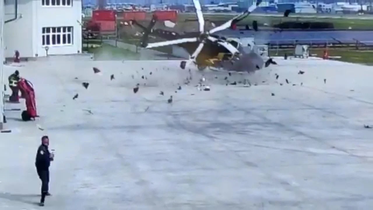 بالفيديو.. حادث مدمر لمروحية مدنية أثناء الهبوط