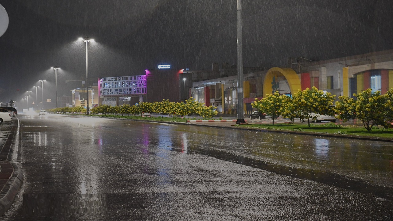 بالصور..الأمطار تزين شوارع المدينة المنورة