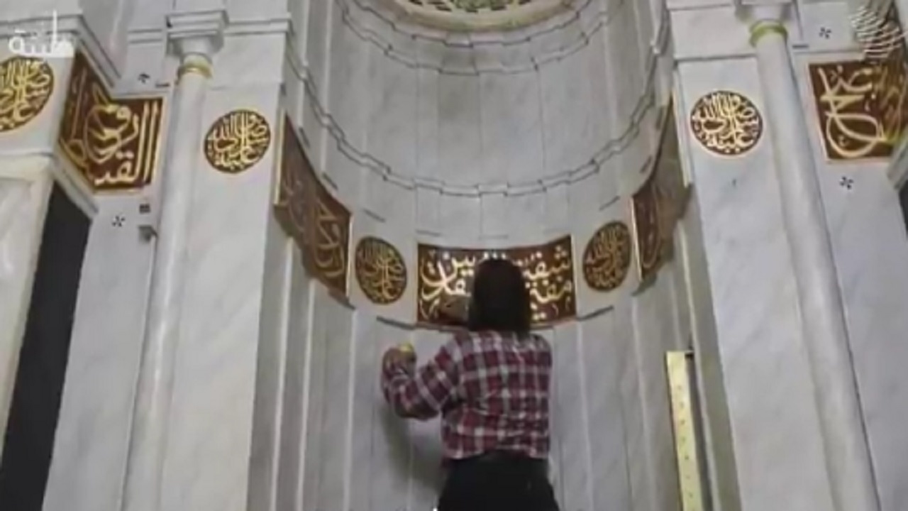 بالفيديو .. قصة باكستاني نجح في مسابقة فأصبح خطاط المسجد النبوي طيلة 30 عامًا
