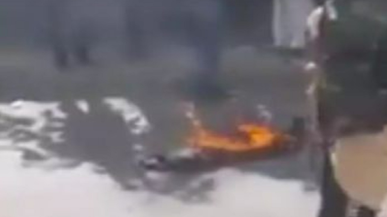 بالفيديو.. مسن يحرق نفسه أمام إحدى محاكم الحوثيين