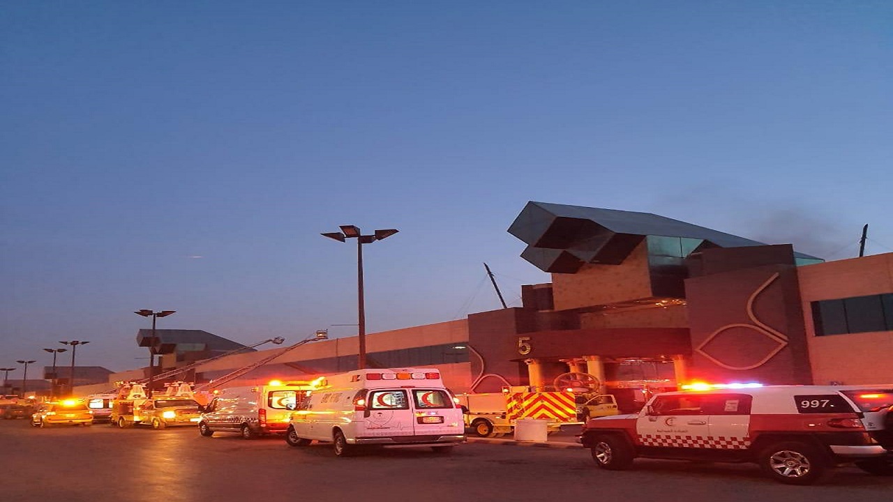 10 أصيبوا بالاختناق.. تفاصيل نشوب حريق بمول تجاري في الرياض