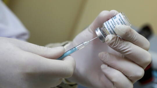 أطباء يطالبون بتوضيح الآثار الجانبية للقاح استرازينيكا