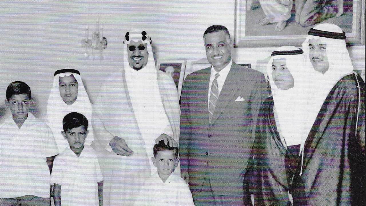 صورة نادرة للملك سعود وأبنائه في منزل الرئيس المصري جمال عبدالناصر