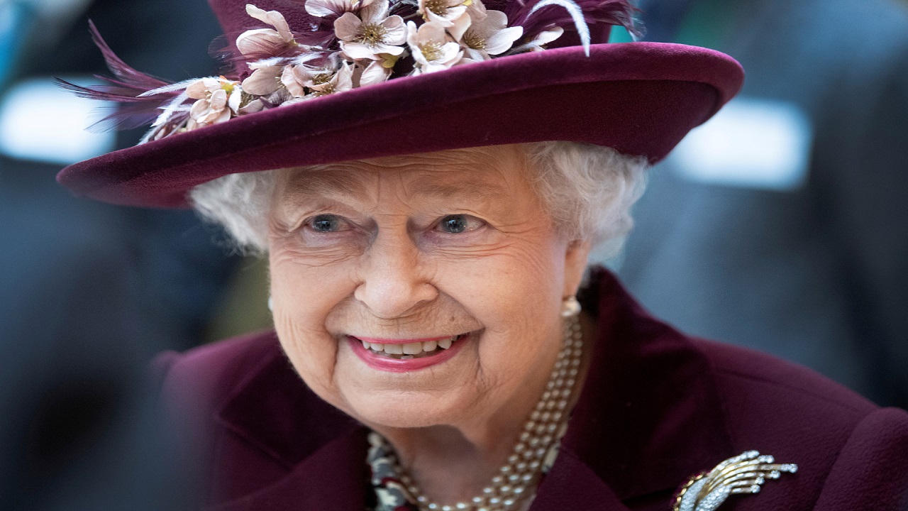 الملكة إليزابيث تعود لمهامها الملكية بعد أقل من أسبوع منذ وفاة زوجها