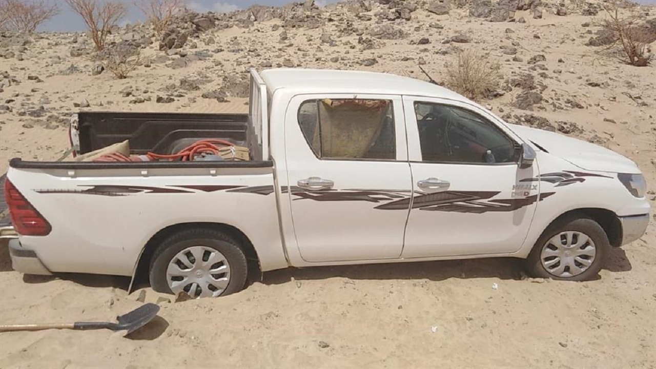 إنقاذ سيارة عالقة في رمال صحراء بيشة