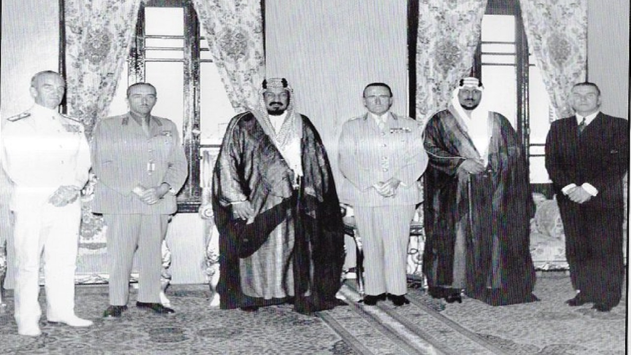 صورة نادرة للملك المؤسس في قصر المربع قبل 70 عام