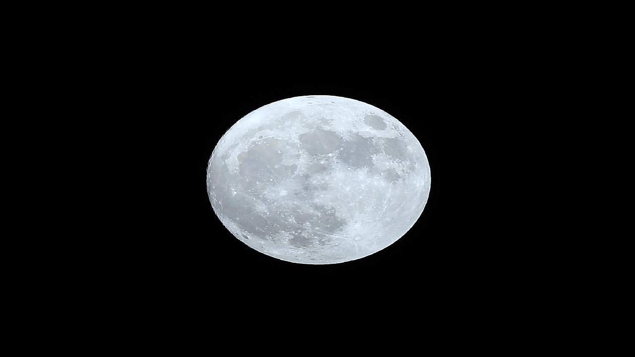 بالفيديو.. “الزعاق” يفسر سبب ظهور دائرة أحيانا حول القمر
