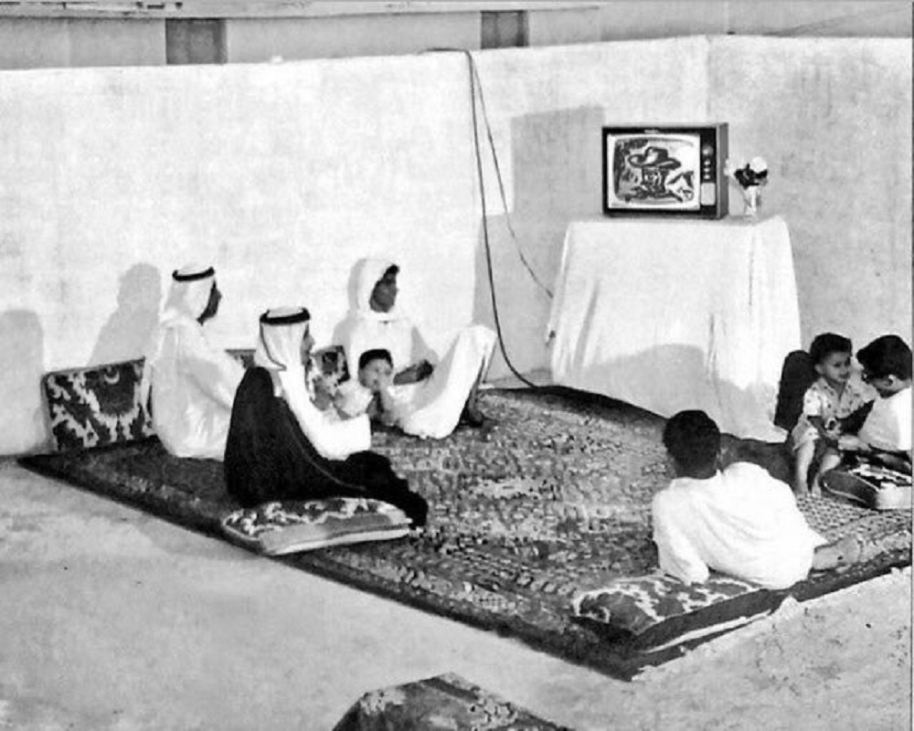 تجمع عائلة لمشاهدة التلفزيون في الظهران قبل 54 عام 
