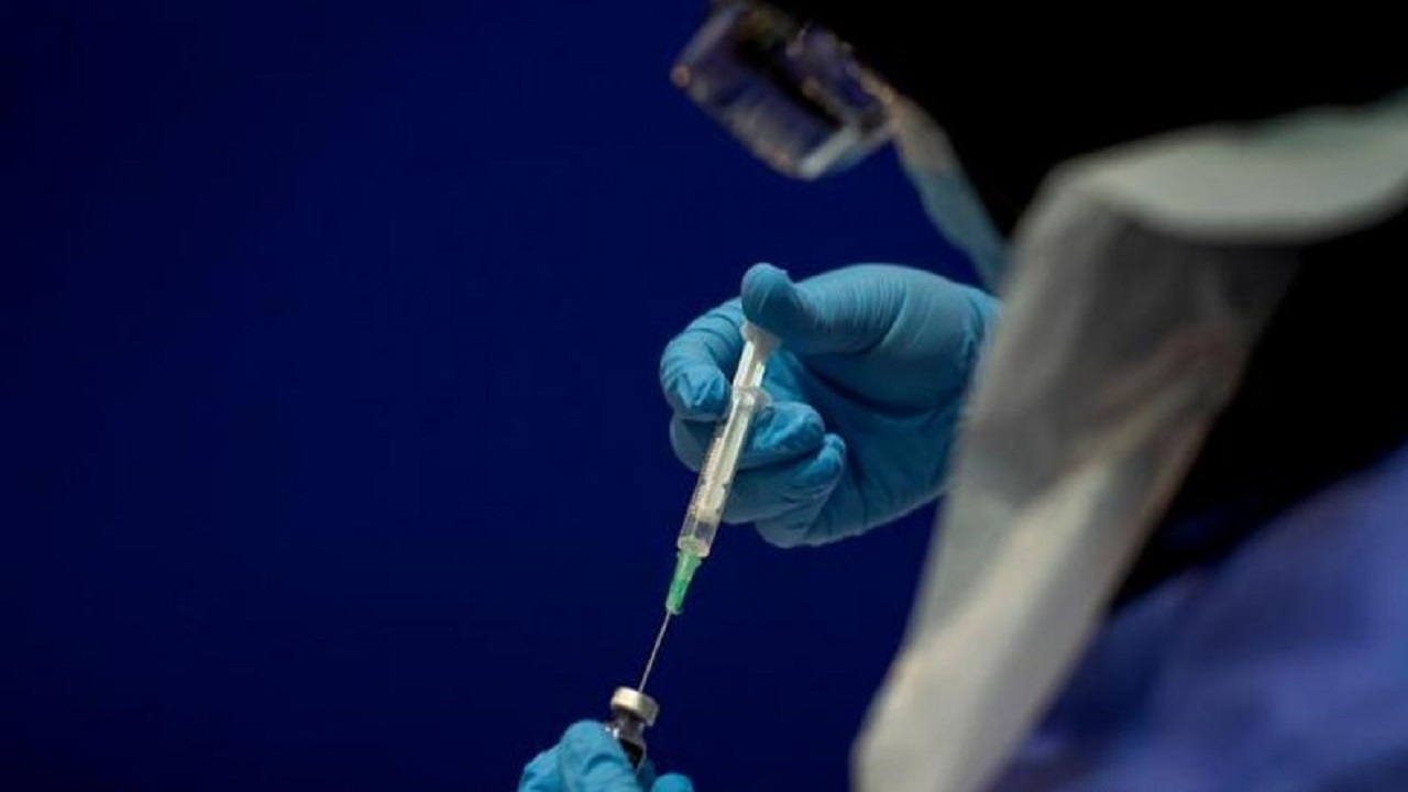 مواطن يشكو ظهور نتيجتين مختلفتين لمسحته ومنعه من الجرعة الثانية للقاح