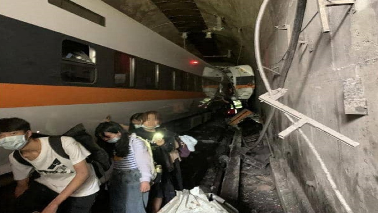 بالفيديو.. مقتل 36 شخص إثر خروج قطار عن القضبان