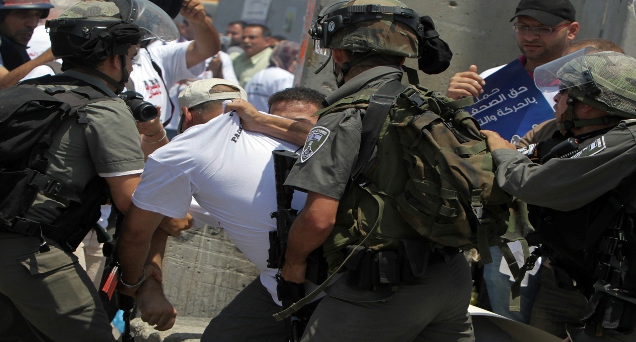 إصابة أكثر من 100 فلسطيني واعتقال العشرات في إشتباكات مع شرطة الإحتلال