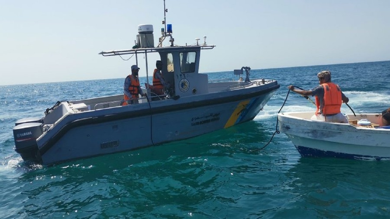 حرس الحدود ينقذ مواطنين تعرض قاربهما للعطل في عرض البحر بالقنفذة