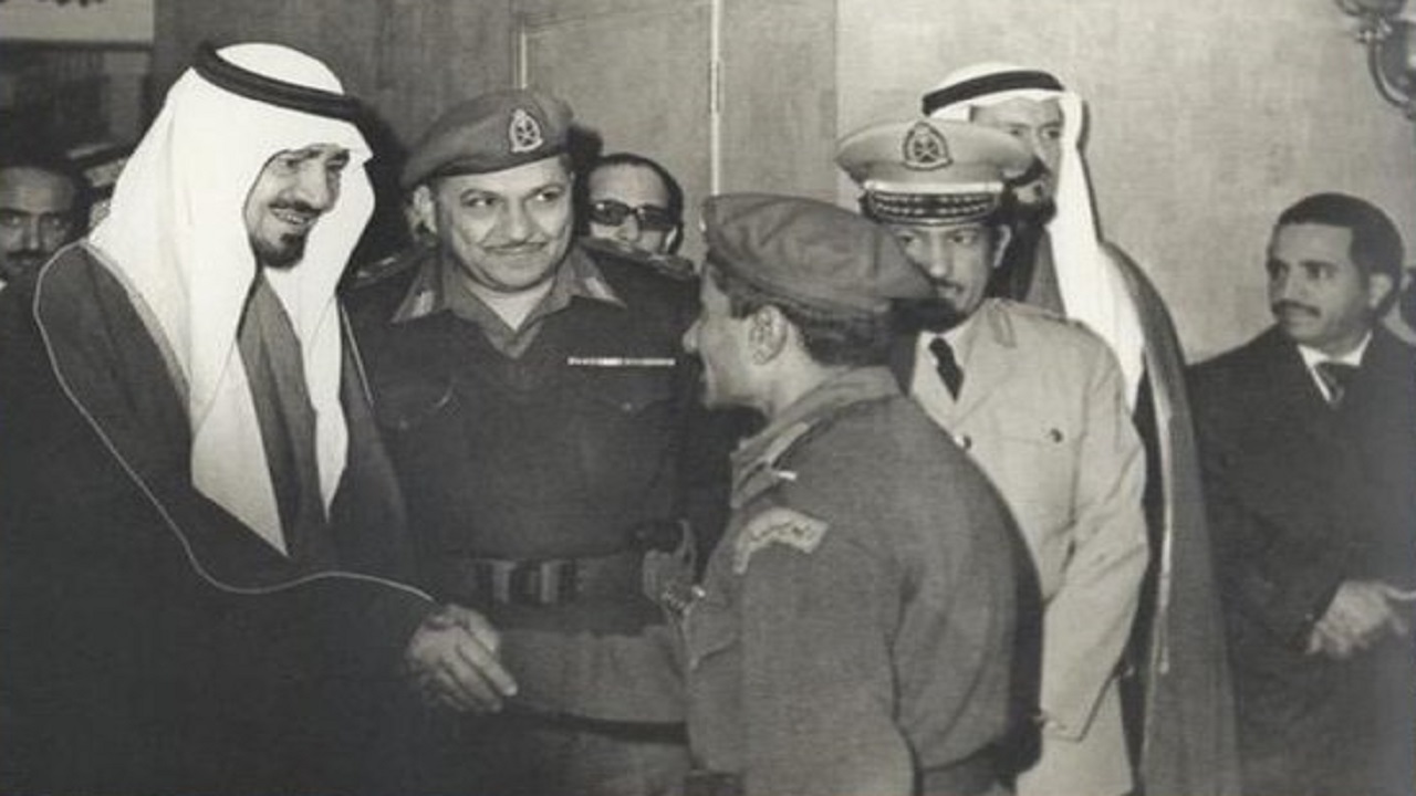 صورة نادرة للملك خالد أثناء إستقبال ضباط الجيش السعودي المرابط للدفاع عن الأردن