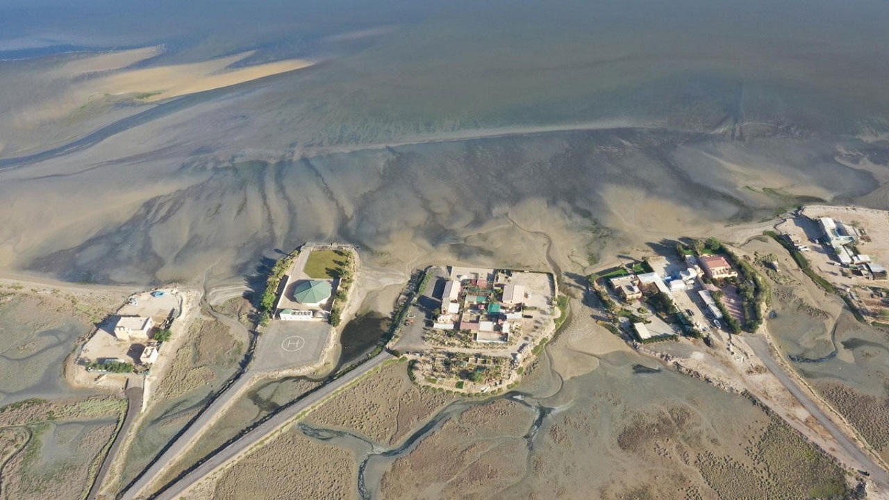 الكشف عن سبب تغير لون مياه وتربة ساحل الدوحة الغربية لـ “الأسود”