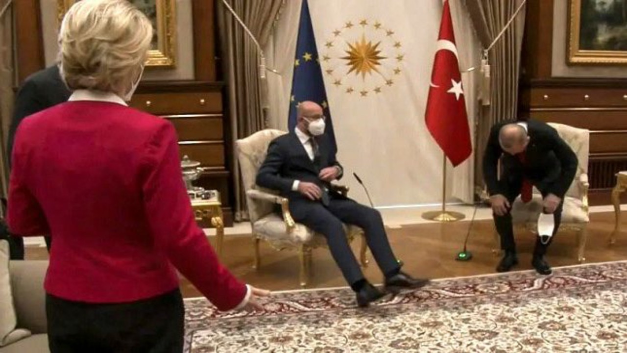 شاهد..موقف محرج لرئيسة المفوضية الأوروبية خلال اجتماع مع أردوغان