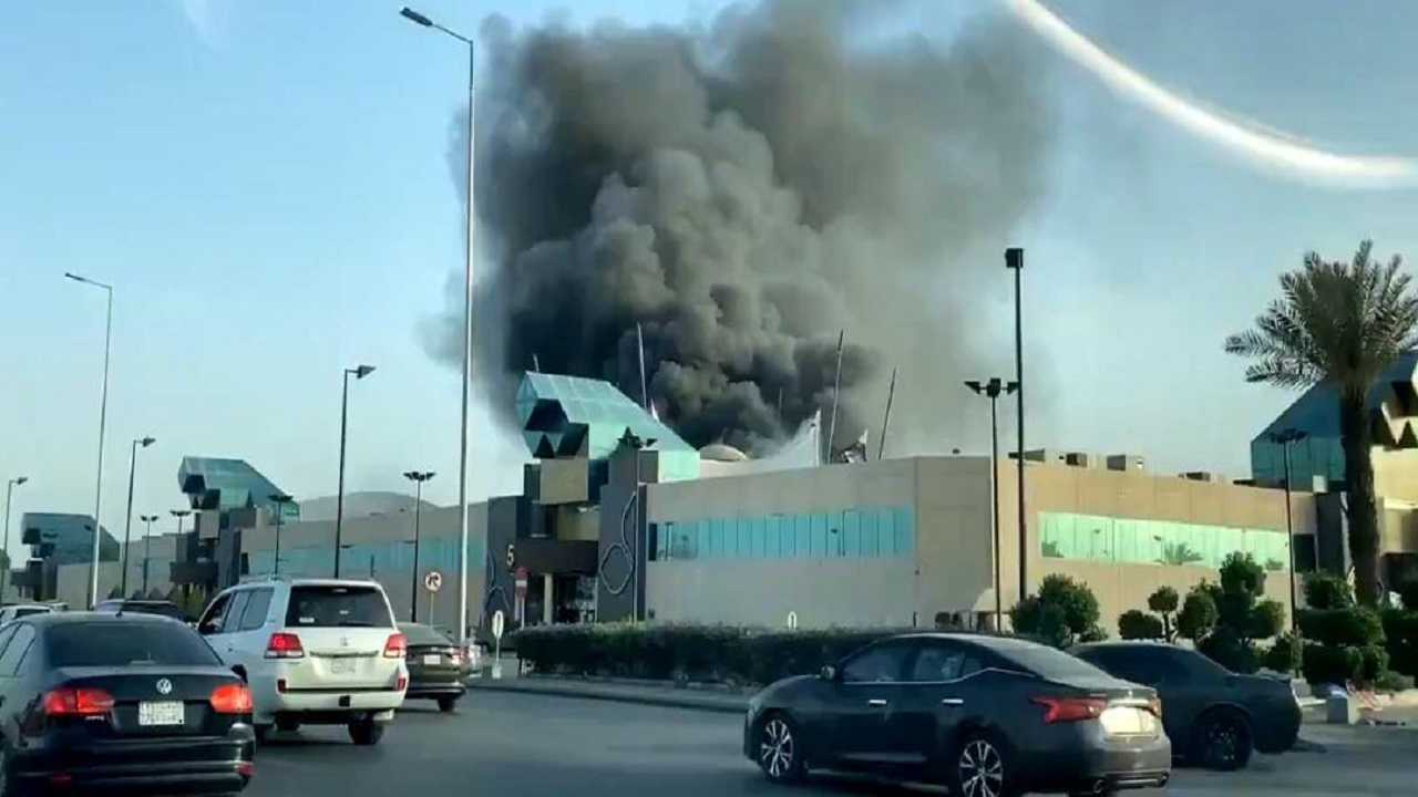 بالفيديو.. اندلاع حريق في مول شمال الرياض