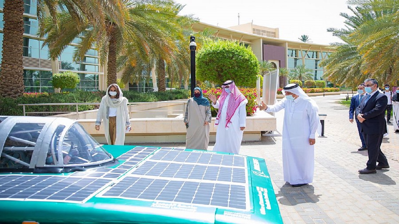 بالفيديو.. جامعة الفيصل تكشف عن أول سيارة من إنتاجها تعمل بالطاقة الشمسية
