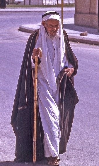 مسن في كامل زينته ذاهب لأداء صلاة الجمعة بحي الملز في الرياض