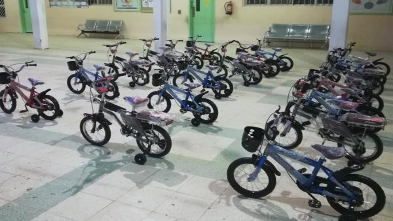بالصور.. معلم يمنح طلابه المتفوقين برفحاء دراجات هوائية