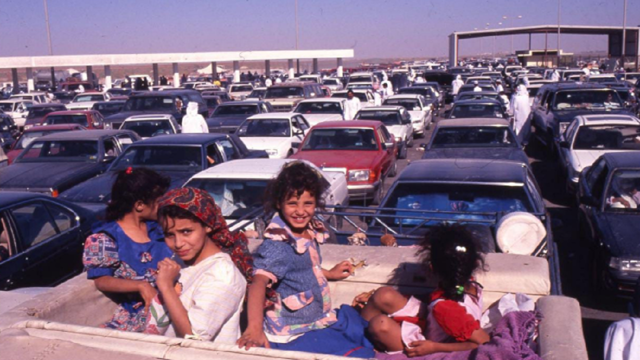 صورة نادرة لفتيات يجلسن في مؤخرة شاحنة بإحدى الطرقات