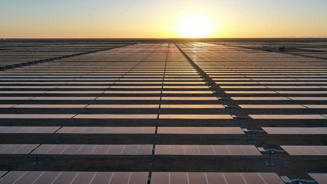 بالفيديو .. مشروعات طاقة شمسية مرتقبة ستخفض فواتير الكهرباء بالمملكة