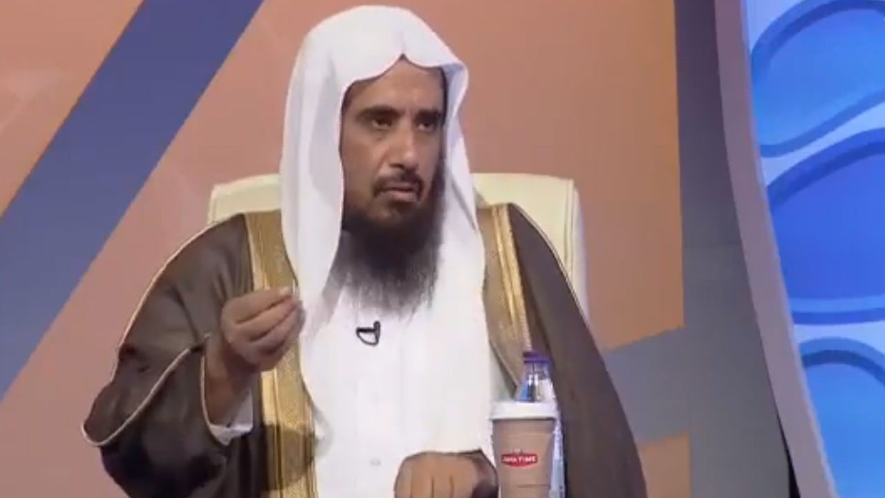 بالفيديو.. &#8220;الشيخ الخثلان&#8221; يوضح حكم قراءة القرآن بالنظر دون تحريك اللسان