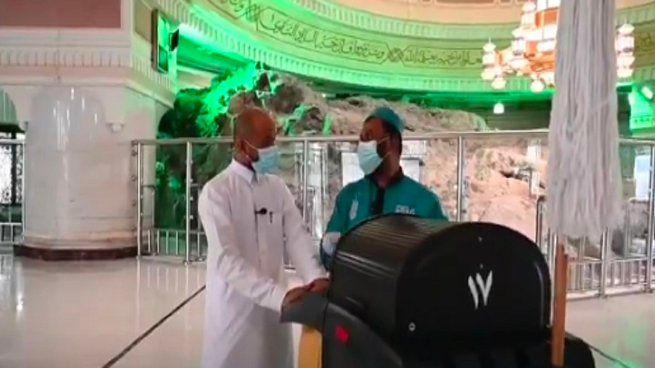 بالفيديو .. عامل في الحرم المكي يوضح مراحل تنظيف الصفا والمروة