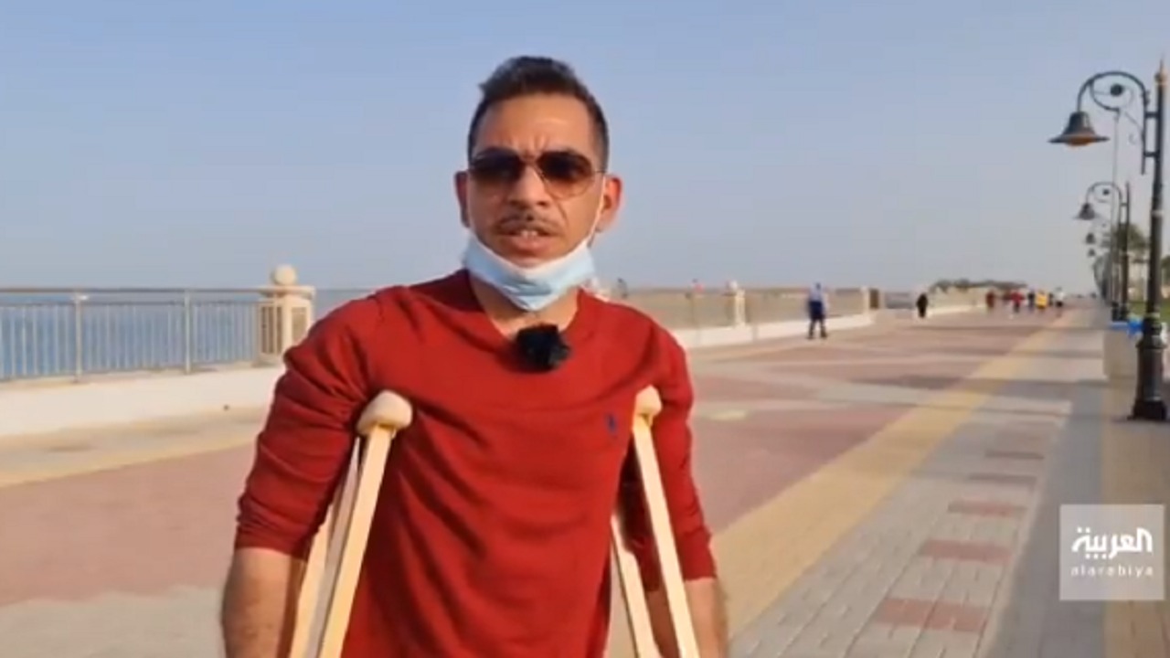 بالفيديو.. مواطن يمارس رياضة المشي بـ “عكازين” في الجبيل الصناعية