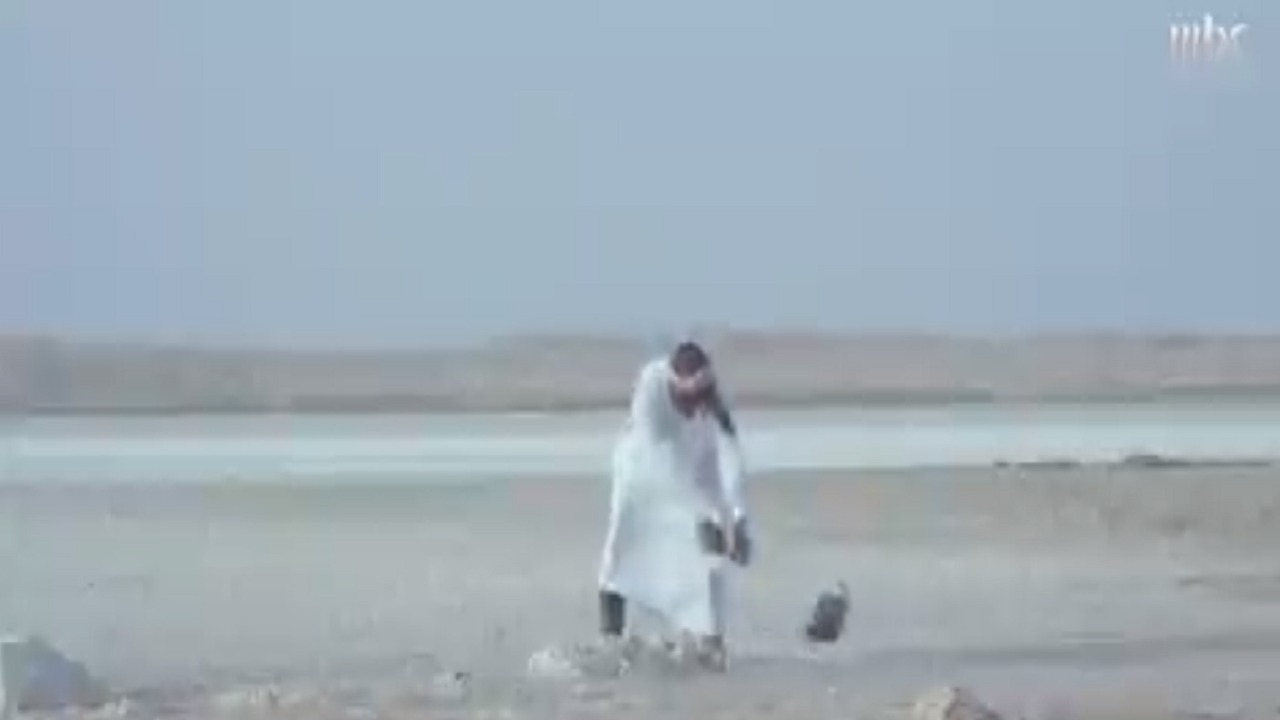 بالفيديو.. مواطن يمتهن استخراج الملح بيده بعنيزة