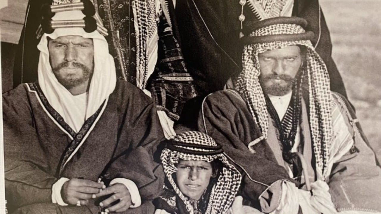 صورة نادرة للملك عبدالعزيز برفقة 4 من الأمراء