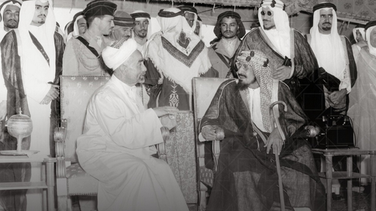 صورة تاريخية للملك عبدالعزيز مع الملك عبدالله قبل 72عاما