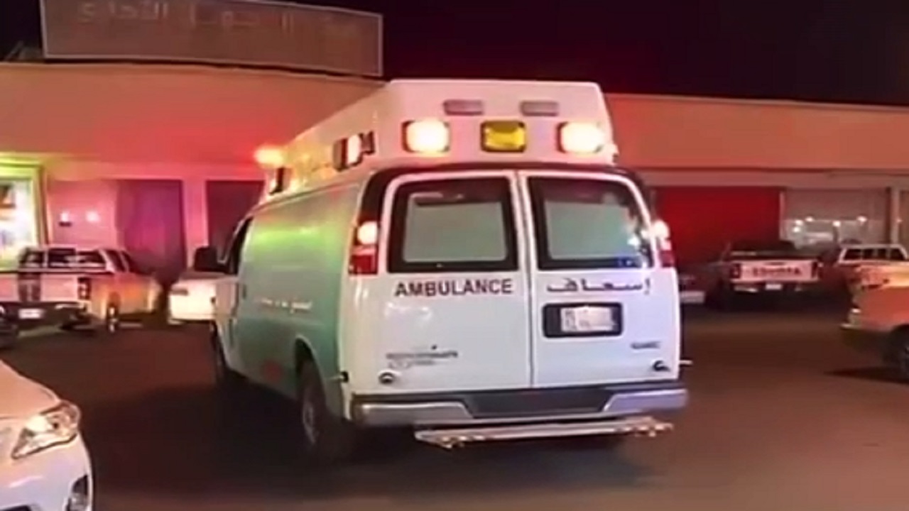 بالفيديو .. سيارة إسعاف تجوب شوارع &#8220;شرورة&#8221; للحث على أخذ لقاح كورونا