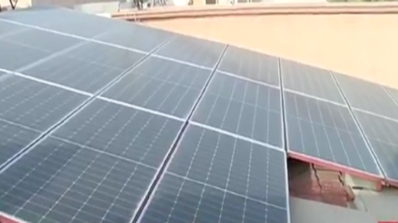 شاهد .. مواطن يستخدم ألواح الطاقة الشمسية في منزله
