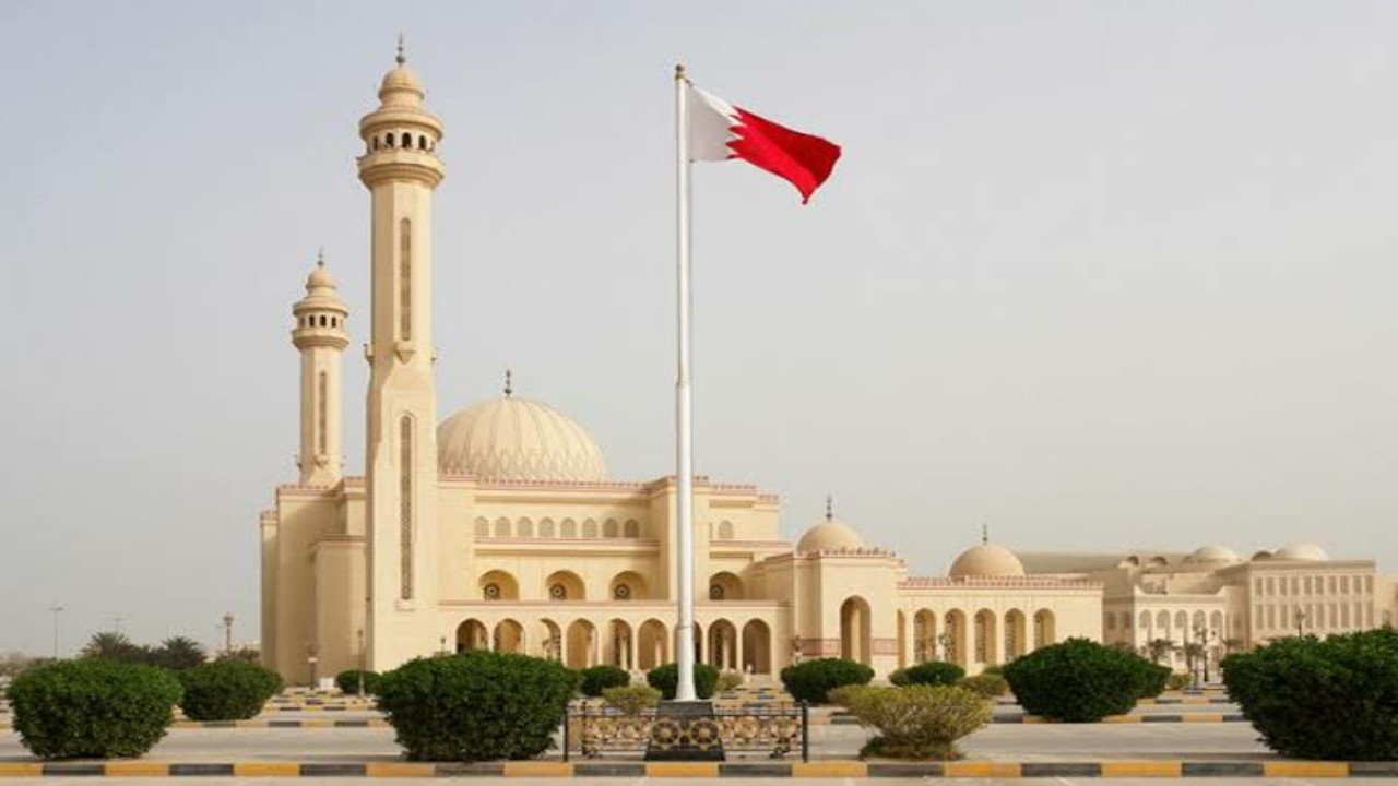 توجيه بفتح الجوامع والمساجد لصلاة الجمعة والعشاء والتراويح في البحرين بشرط