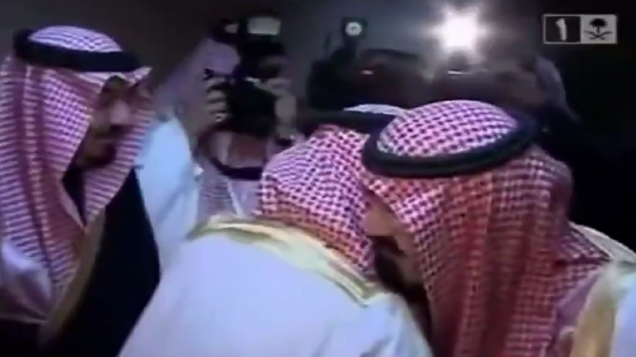 شاهد .. رد فعل الملك عبدالله عندما أراد الأمير سلطان تقبيل يده